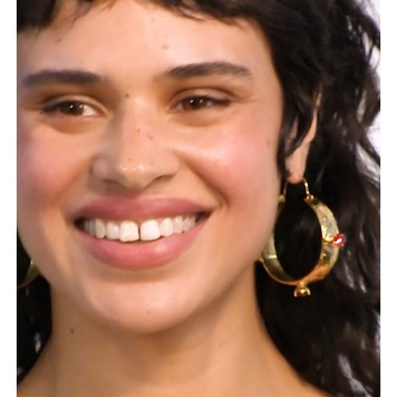 Mondo Mondo Ruby Glass Espirit 18k Gold-plated Hoop Earrings - Picture 7 of 8